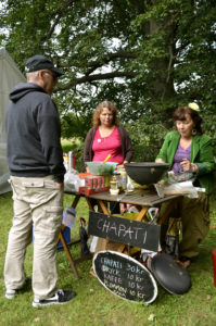 Juli Hammargren och Yvonne Sand säljer Chapati hela eftermiddagen lång! Den var god!